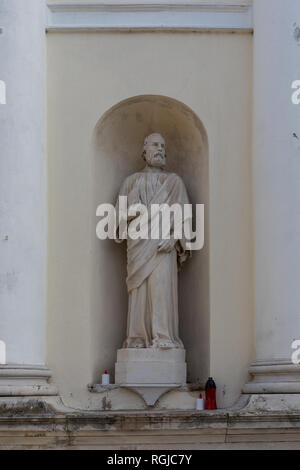 Statue des Hl. Petrus in der Nische der Pfarrkirche Maria Erscheinung - Strunjan, Slowenien Stockfoto