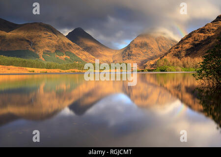 Ein Regenbogen über Lochan Urr im Glen Etive in Schottland. Stockfoto