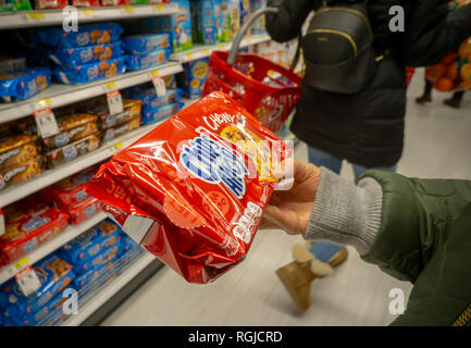 Eine hungrige Shopper wählt ein Paket von Mondelez International Nabisco Marke Chips Ahoy! Cookies, die von den unzähligen Sorten erhältlich, vom Supermarkt in New York am Montag, den 28. Januar 2019. (Â© Richard B. Levine) Stockfoto