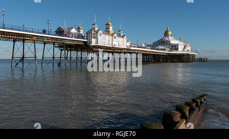 EASTBOURNE, East Sussex/UK - Januar 28: Ansicht von Eastbourne Pier in East Sussex am 28. Januar 2019. Zwei nicht identifizierte Personen. Stockfoto