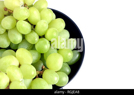 Menge reif grüne Beeren auf Bündel in Schwarze runde Schüssel studio Shot auf weißem Hintergrund Top View close up Stockfoto