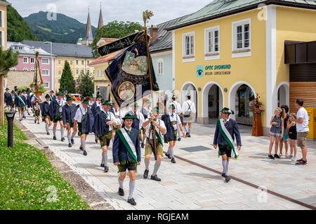 Festival mit Umzug der Fanfare und Leute, die sich für traditionelle Kostüme Stockfoto