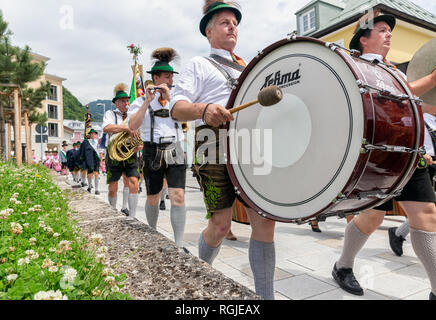 Festival mit Umzug der Fanfare und Leute, die sich für traditionelle Kostüme Stockfoto