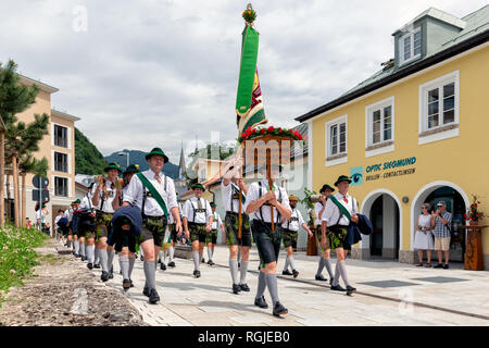 Festival mit Umzug der Fanfare und Leute, die sich für traditionelle Kostüme Stockfoto