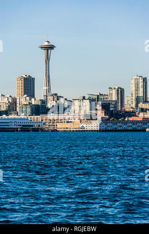 Die Space Needle und die umliegenden Gebäude an der Uferpromenade der Innenstadt von Seattle, WA, USA Stockfoto