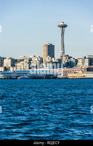 Die Space Needle und die umliegenden Gebäude an der Uferpromenade der Innenstadt von Seattle, WA, USA Stockfoto