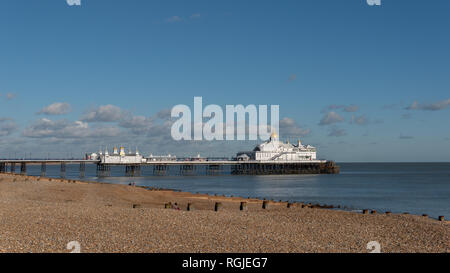 EASTBOURNE, East Sussex/UK - Januar 28: Ansicht von Eastbourne Pier in East Sussex am 28. Januar 2019. Drei nicht identifizierte Personen. Stockfoto