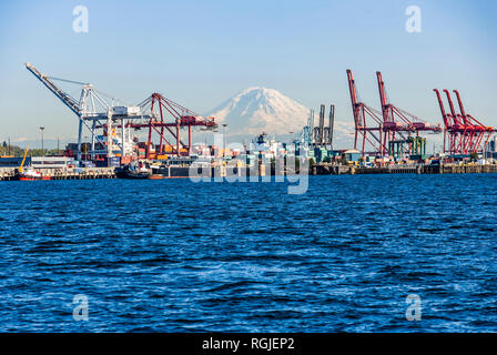 Container-Schiffe am Hafen von Seattle, Seattle, WA USA verankert. Stockfoto