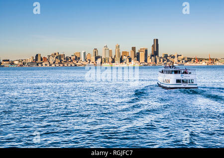 Die West Seattle Wassertaxi verlassen für die Innenstadt von Seattle auf Elliott Bay, USA. Stockfoto