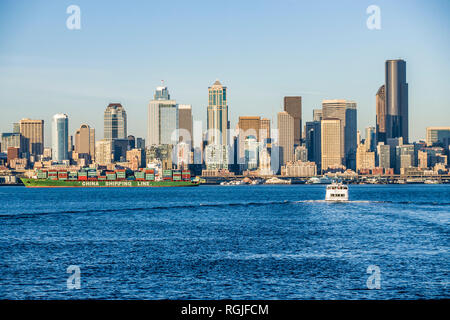 Die Seattle Wassertaxi und Downtown Seattle Gebäuden und Wasser auf der Elliott Bay, Seattle, WA USA Stockfoto