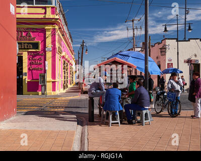 Taco Essen auf der Straße Calle 6 Sur, archäologische Zone von San Andrés Cholula, Puebla, Mexiko, im Januar 15, 2019 Stockfoto