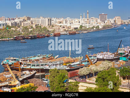 Traditionelle Holz- handel Dhows in Dubai Creek, Dubai, UAE geladen. Der alte Kaufmann Quartal Bastikiya gesehen werden kann Stockfoto