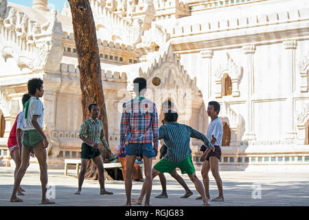 Eine Gruppe von Männern spielen Charakter-symbole takraw oder Kick Volleyball oder Chin Lone, wie es in der Myanmar im Hof eines Bagan Tempels bekannt ist. Stockfoto