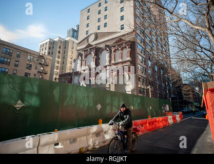 Die Fassade der Orphan Asyl Kapelle des ehemaligen St. Joseph, genial in die Wand einer Wohnung Eigentumswohnung ist nach dem Abriss eines angrenzenden Gebäudes, in der Upper East Side in New York am Samstag gesehen offenbart, 26. Januar 2019. Die neo-klassischen 1898 Gebäude wurde im Jahr 1918 verkauft und umgewandelt in eine Garage. 1983 wurde das Gebäude für den Bau einer Eigentumswohnung gekauft, aber die Fassade wurde links Einbettung in die Seite des neuen Gebäudes. Der angrenzenden zweistöckigen Gebäude, teilweise verdeckt die Fassade, bis es vor Kurzem für das Konstrukt abgerissen wurde, Stockfoto