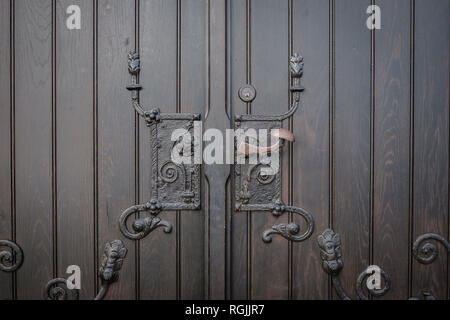 Nahaufnahme des wrought Metall Türgriff der kirchlichen Gebäude - Stockfoto