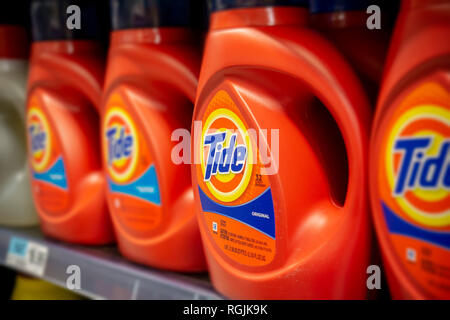 Flaschen von Procter & Gamble Tide Waschmittel in einem Supermarkt in New York am Dienstag, 22. Januar 2019. Tide ist der größte Verkauf Waschmittel in der Welt. (© Richard B. Levine) Stockfoto