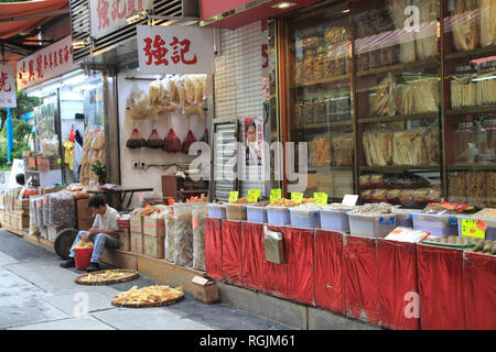 Läden mit der chinesischen Medizin, Kräuter, getrockneter Fisch, Sheung Wan, Hong Kong Island, Hong Kong, China, Asien Stockfoto