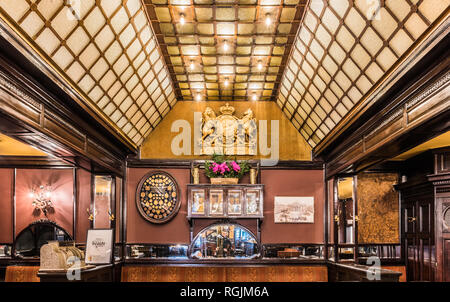 Brüssel, Belgien - 01. 18. 2019: Interieur Design der Cafe und Restaurant Le Cirio im Jugendstil Stockfoto