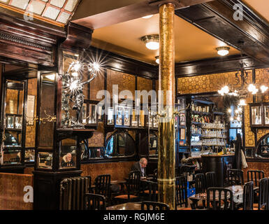 Brüssel, Belgien - 01. 18. 2019: Interieur Design der Cafe und Restaurant Le Cirio im Jugendstil Stockfoto