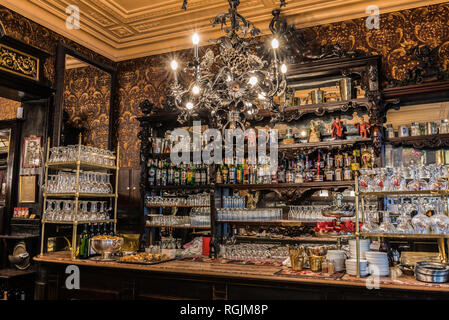 Brüssel, Belgien - 01. 18. 2019: Interieur Design der Bar des Cafe und Restaurant Le Cirio im Jugendstil Stockfoto