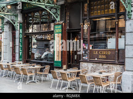 Brüssel, Belgien - 01. 18. 2019: verzierte Fassade und Terrasse des Café und Restaurant Le Cirio im Jugendstil Stockfoto