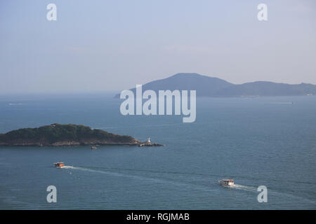 Blick auf die entfernt liegende Inseln, South China Sea von Pok Fu Lam, Hong Kong Island, Hong Kong, China, Asien Stockfoto