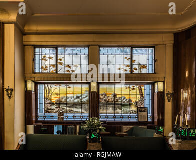 Brüssel, Belgien - 01 18 2019 - Art-déco-Interieur der Taverne L'Espérance mit Glasmalereien und alte Möbel Stockfoto