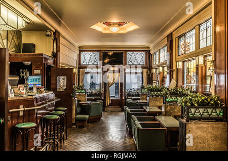 Brüssel, Belgien - 01 18 2019 - Art-déco-Interieur der Taverne L'Espérance mit Glasmalereien und alte Möbel Stockfoto