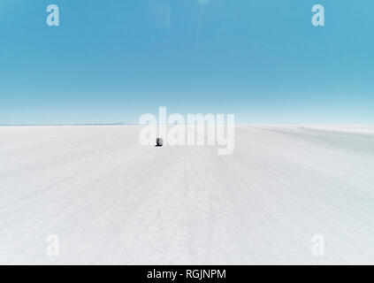 Bolivien, Salar de Uyuni, Camper fahren auf Salt Lake Stockfoto