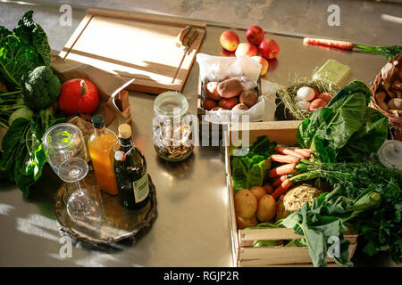 Frische orgnaic Gemüse und Obst in der Küche Stockfoto