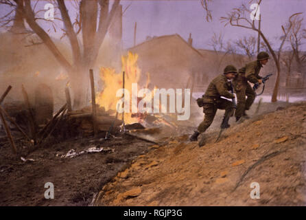 Infanteristen bewegte Vergangenheit Feuer von feindlichen Beschuss, Rheinland, Deutschland, Kampagne 1945 gestartet Stockfoto