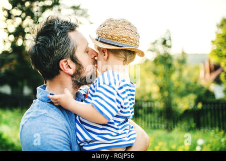 Vater seinen kleinen Sohn küssen Stockfoto