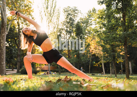 Passen junge Frau Yoga in einem Park Stockfoto