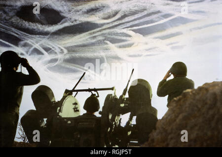 Crew von mehreren Gun Motor Carriage M 16 Warten auf Feuer auf feindliche Flugzeug wie Kondensstreifen füllen Himmel, Ardennes-Alsace Kampagne, Schlacht der Ausbuchtung, 1944 Stockfoto