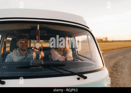 Paar fahren Wohnmobil auf Feldweg in ländlichen Landschaft Stockfoto