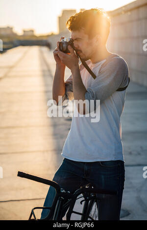 Junger Mann mit Pendler fixie Bike eine Aufnahme bei Sonnenuntergang Stockfoto