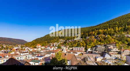 Deutschland, Baden-Württemberg, Schwarzwald, Bad Wildbad, Stadtbild im Herbst Stockfoto