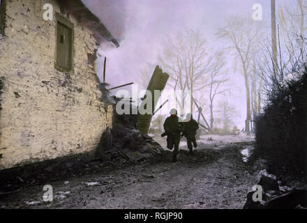 Infanteristen unter Feind Shell Feuer, Ardennes-Alsace Kampagne, Schlacht der Ausbuchtung, 1945 voran Stockfoto