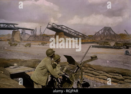 Soldaten an. 50-Kaliber Browning Machine Gun HB M2, Alert für feindliche Flugzeuge, Central Europe Kampagne, die Alliierte Invasion von Deutschland, 1945 Stockfoto