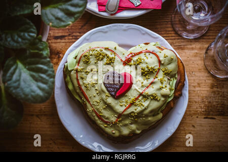 Valentinstag eclair Kuchen mit Sahne Stockfoto