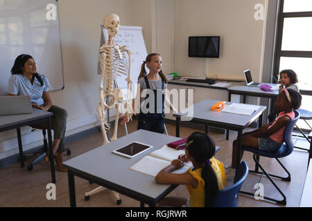 Seitenansicht schoolkids Studieren im Klassenzimmer der Volksschule Stockfoto