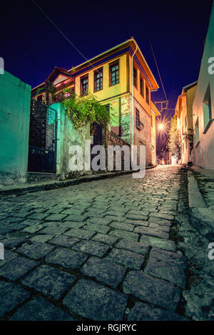 Die Altstadt von Xanthi mit Fluss und Brücke, Griechenland. Stockfoto