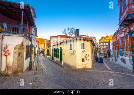 Die Altstadt von Xanthi mit Fluss und Brücke, Griechenland. Stockfoto