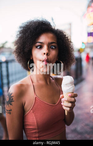 USA, Nevada, Las Vegas, Porträt der jungen Frau mit Eis Grimassen Stockfoto