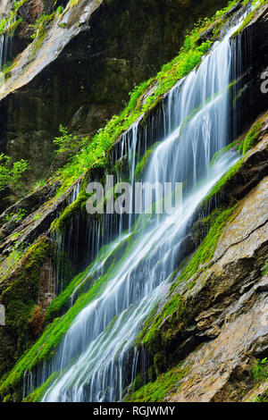 Wasserkaskaden an den Klippen der berühmten wimbachklamm, Nationalpark Berchtesgaden, Bayern, Deutschland Stockfoto