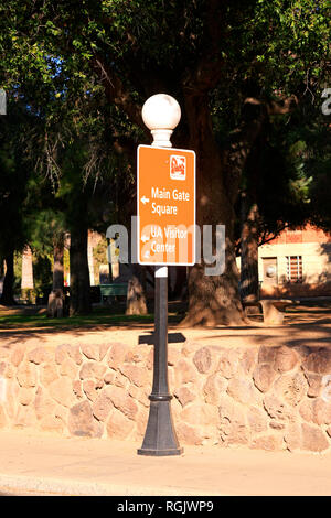 Main Gate Square und UA Besucherzentrum braune Wegweiser auf N PArk Ave in Tucson AZ Stockfoto