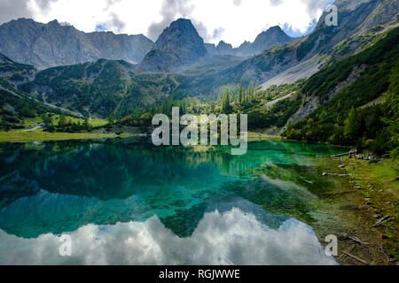Österreich, Tirol, Wettersteingebirge und Mieminger Kette, Ehrwald, See, Seebensee Sonnenspitze, Schartenkopf und vorderer Drachenkopf Stockfoto