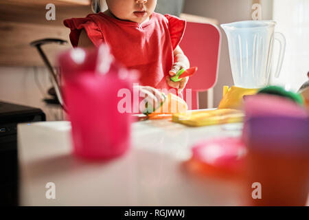 Kleine Mädchen zu Hause spielt, Teilansicht Stockfoto