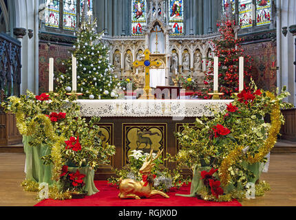 Schöne Weihnachtsdekorationen auf dem Display ist St Marys & Johns Kirche in Wolverhampton, West Midlands, England, Großbritannien Stockfoto