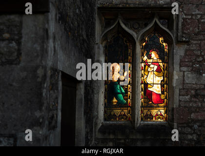 Vereinigtes Königreich, England, Old Sodbury, Kirche des Heiligen Johannes des Täufers, Buntglasfenster Stockfoto